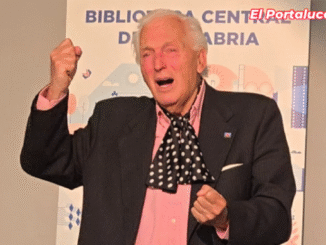Juan de Dios Ramirez Heredia humedeció los ojos de los asistentes a los I Premios Aurora de la Asociación de Mujeres Gitanas de Cantabria